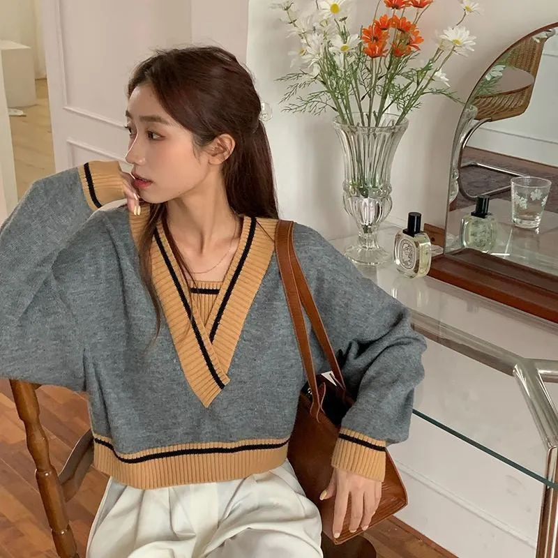 KittenAlarm - Long Sleeve V-Neck Knitted Cropped Sweater